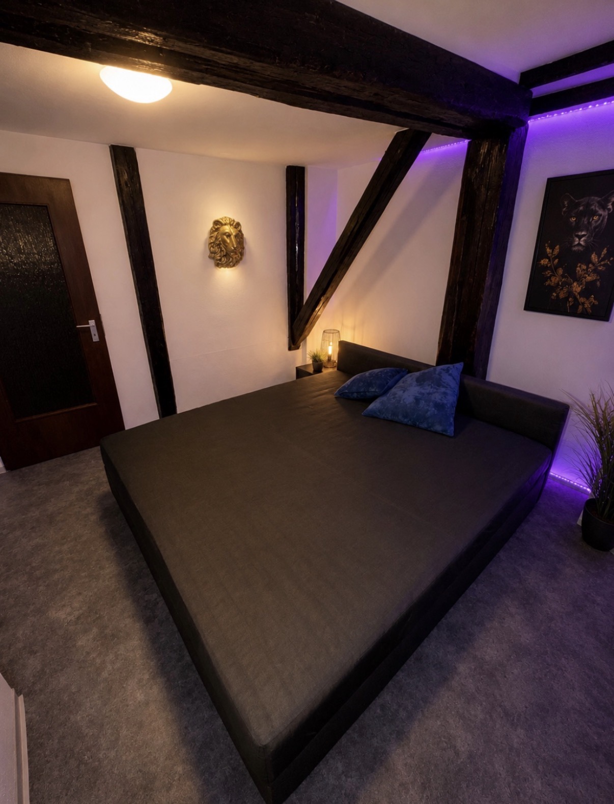 Schlafzimmer unter Fachwerkbalken mit LED-Licht
