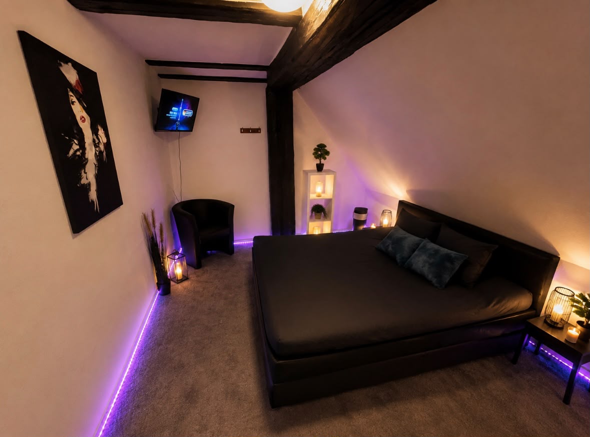 Schlafzimmer mit LED-Licht und TV
