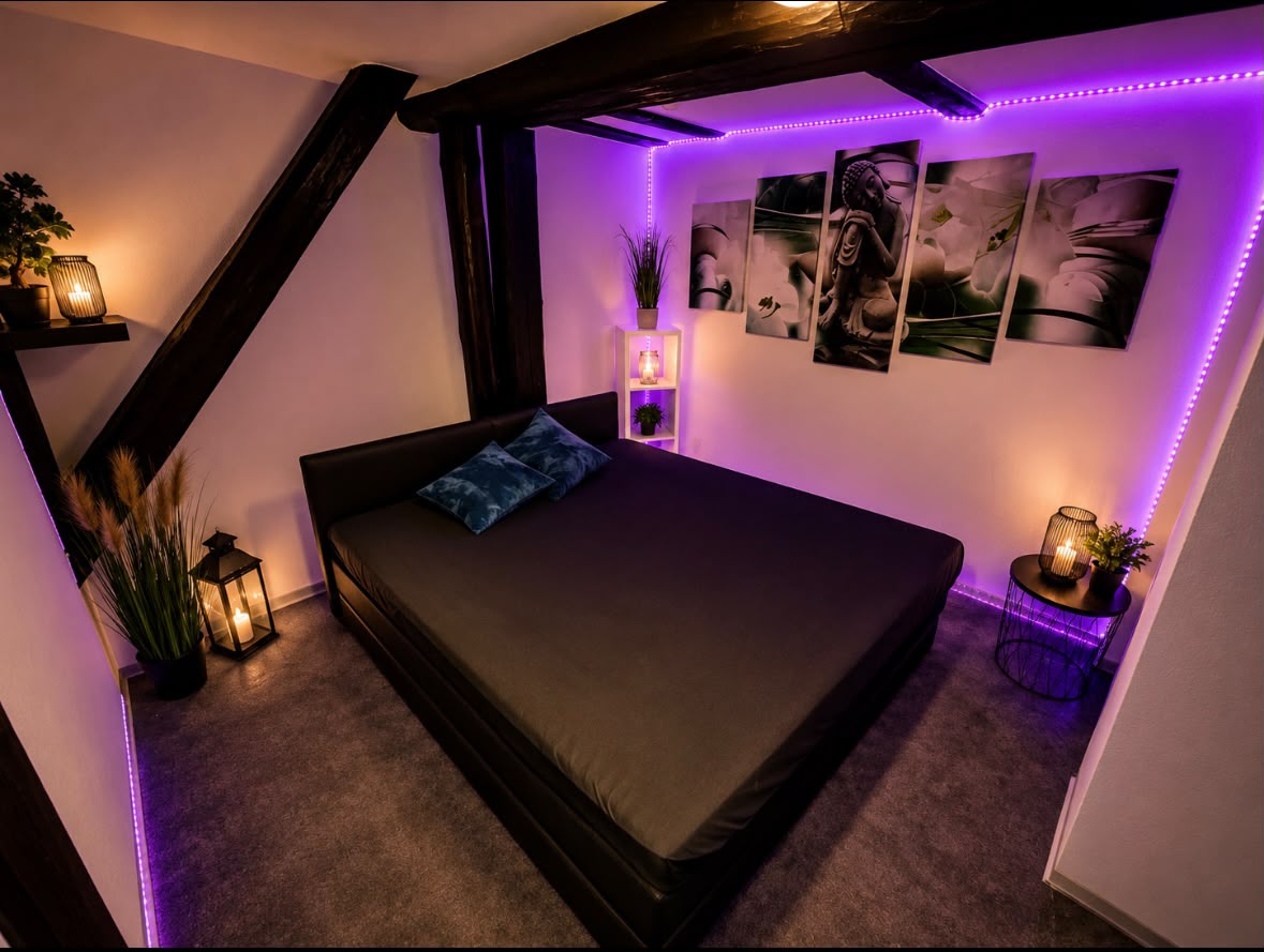 Schlafzimmer mit Wandbildern und LED-Licht