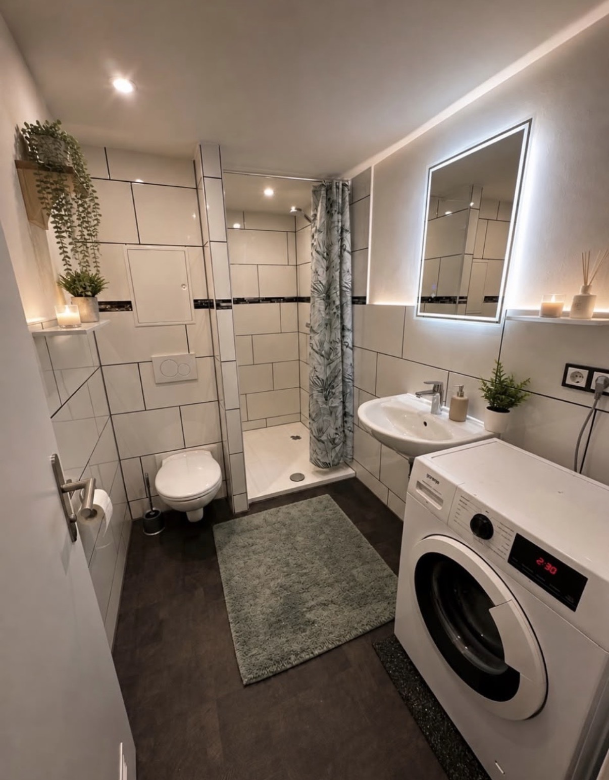 Modernes Duschbad mit Waschmaschine