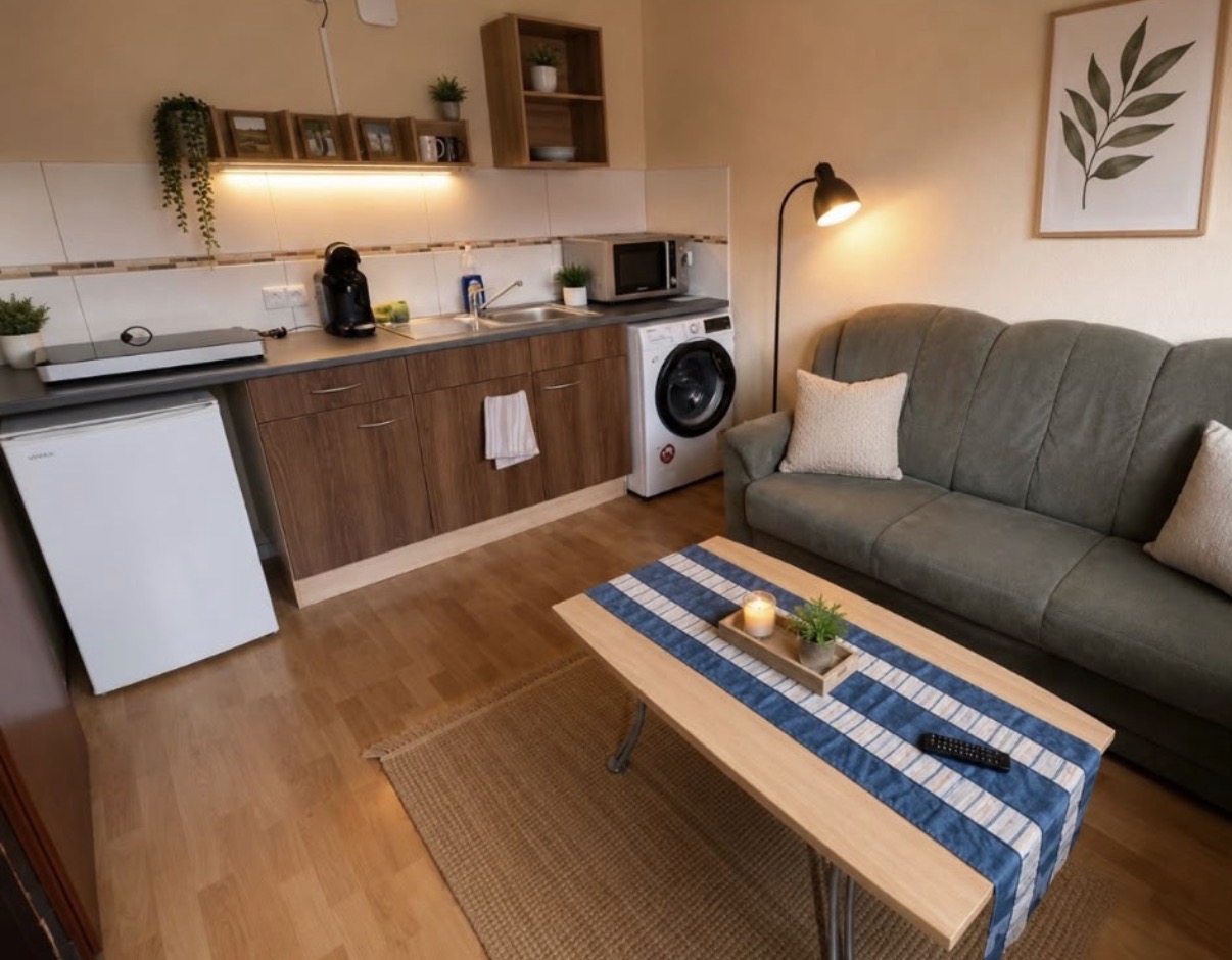 Wohnküche mit Sofa und Sitzecke