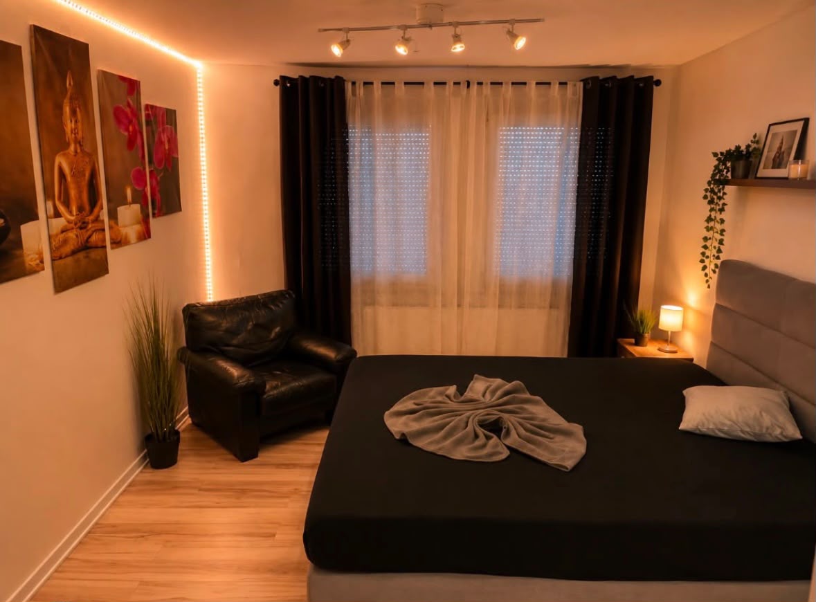 Schlafzimmer mit Sessel und Leseecke