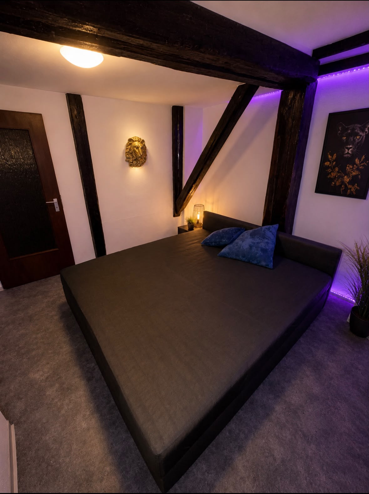 Schlafzimmer unter Fachwerkbalken