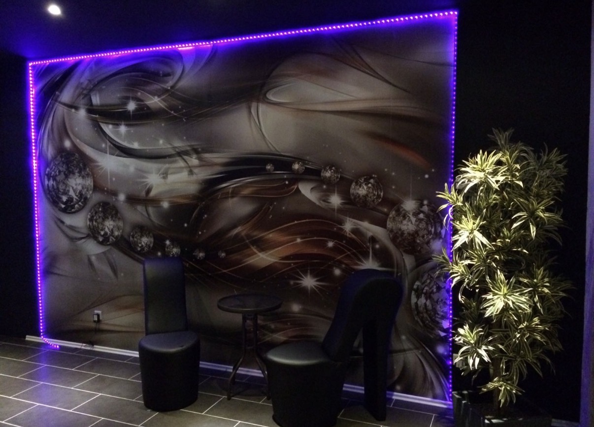 Lounge mit LED-Ambiente und Wandkunst