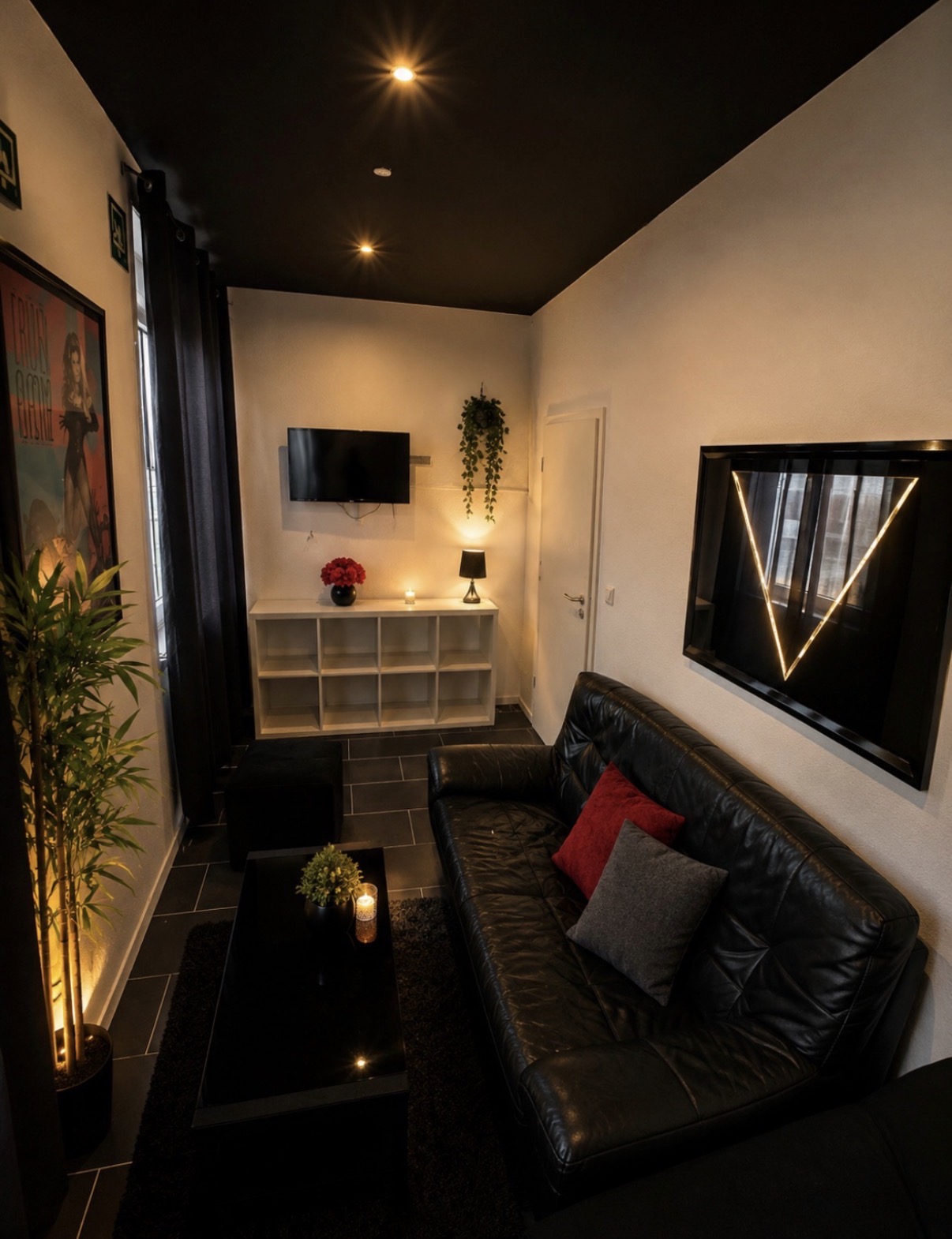 Lounge mit Ledersofa und TV