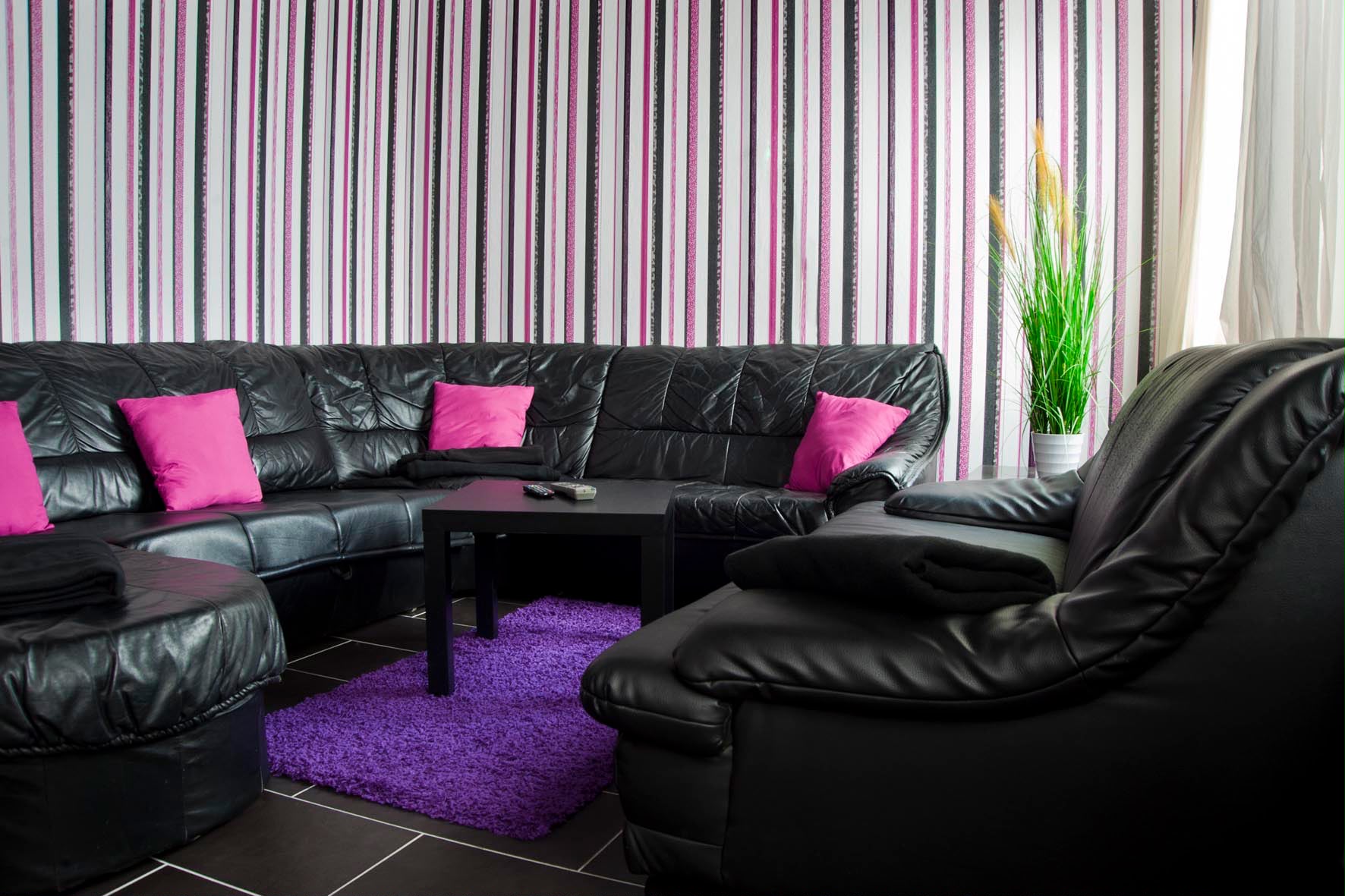Lounge mit großem Ledersofa