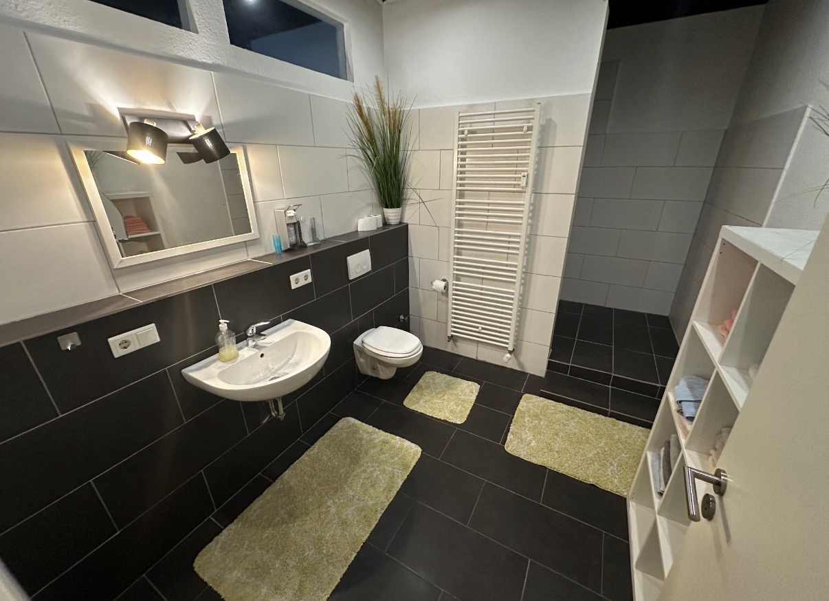 Badezimmer mit Waschtisch und Dusche