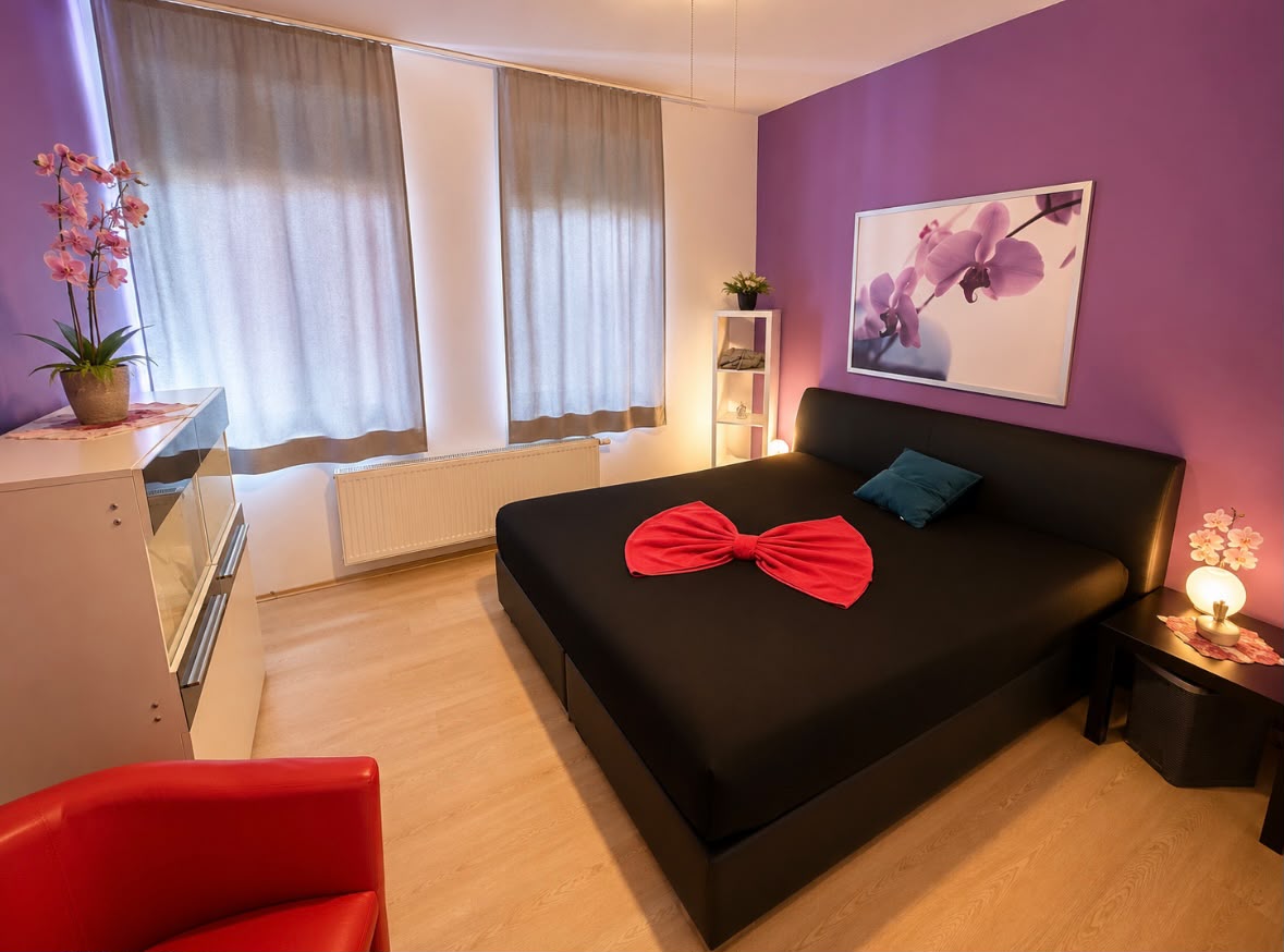 Schlafzimmer mit Boxspringbett