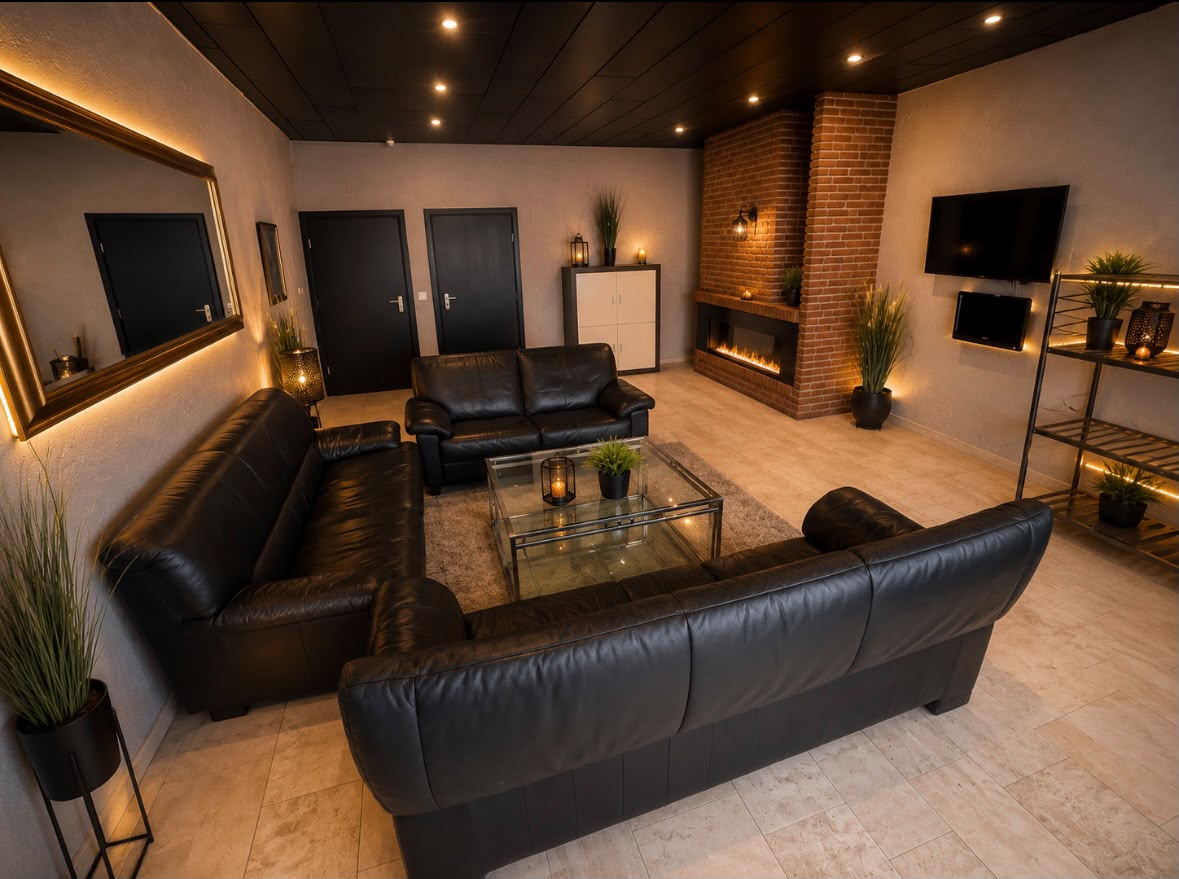 Lounge mit Ledersofas und Kamin
