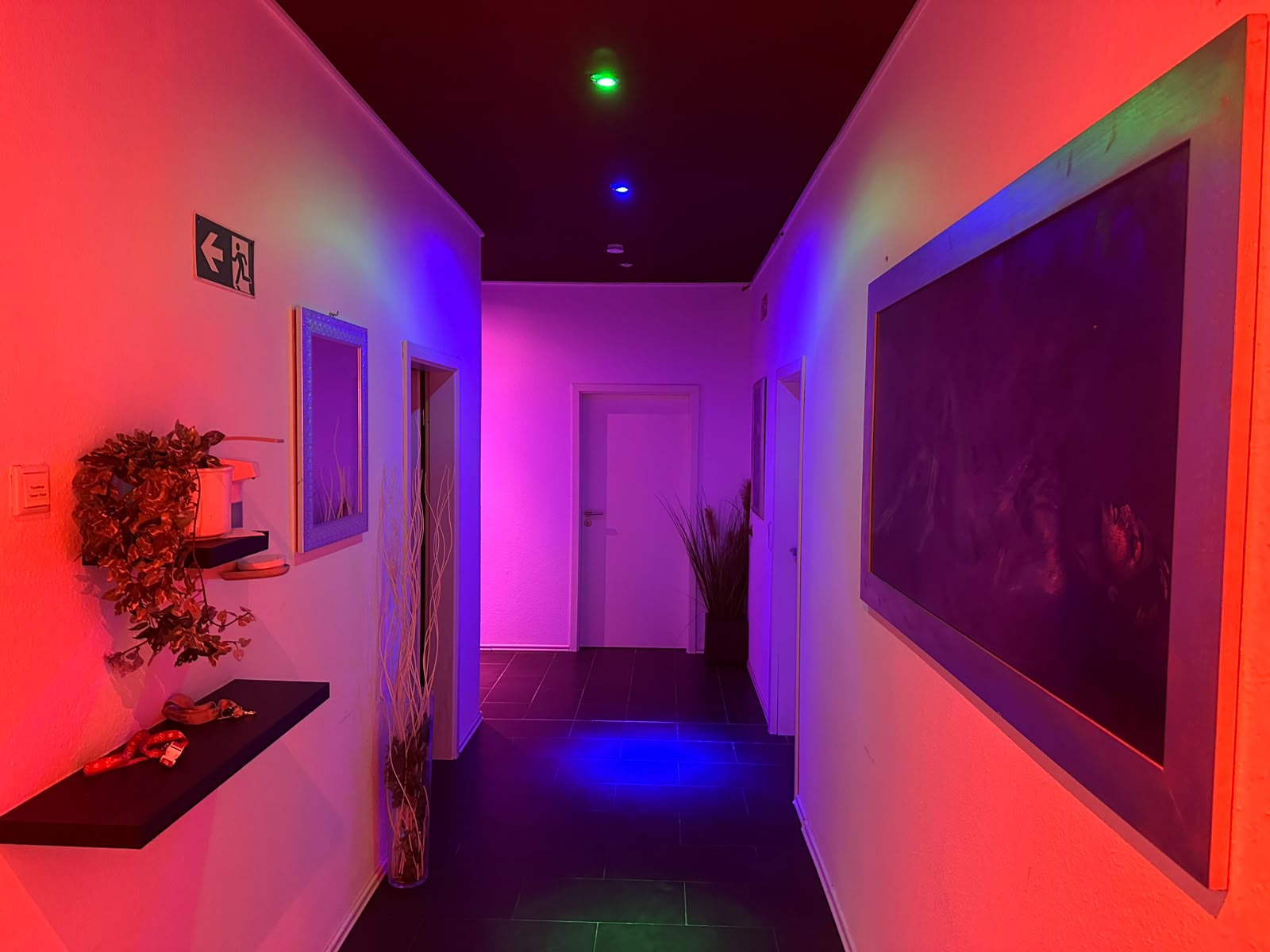 Flur mit farbiger LED-Beleuchtung