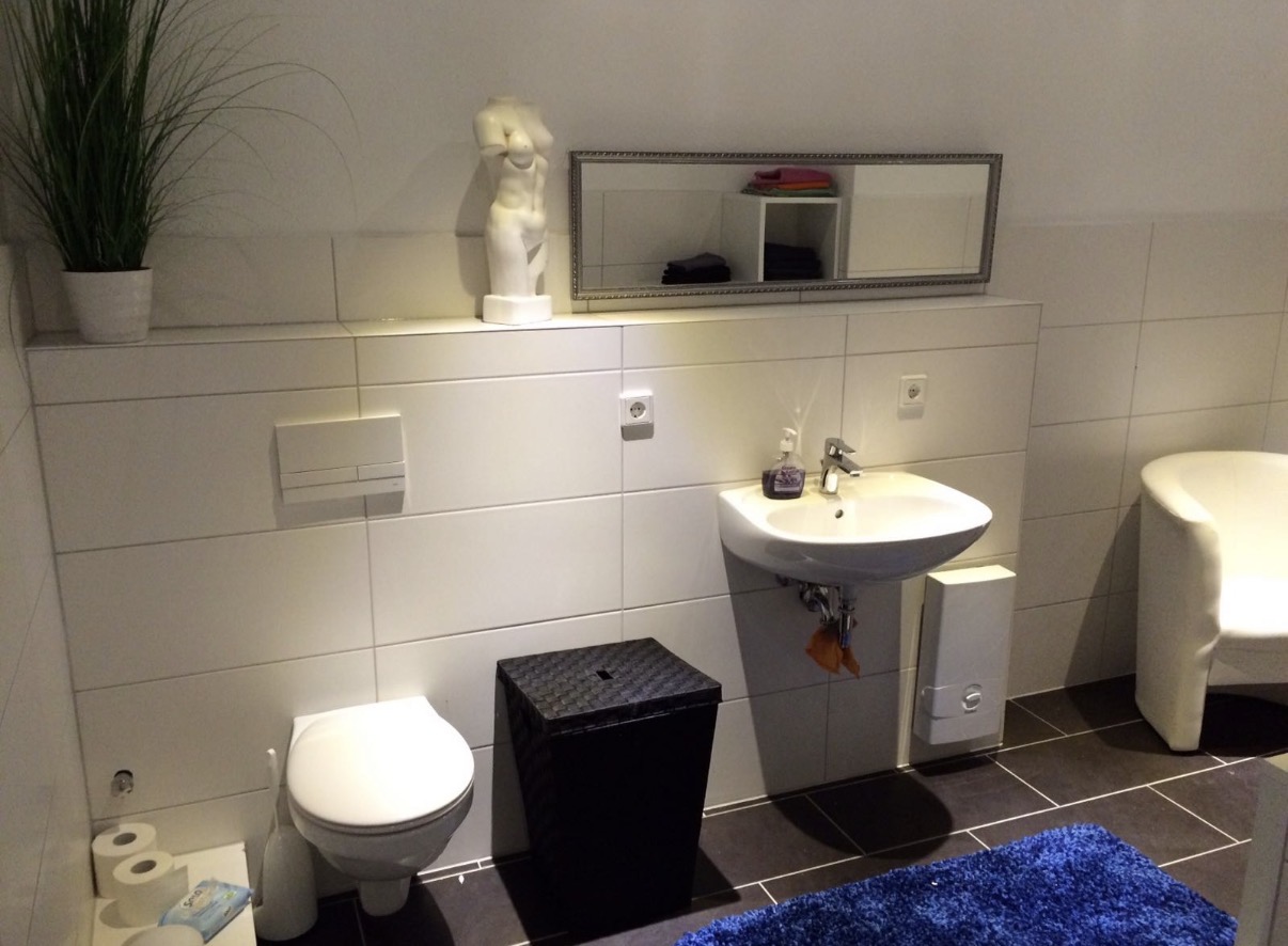 Helles Badezimmer mit Badewanne