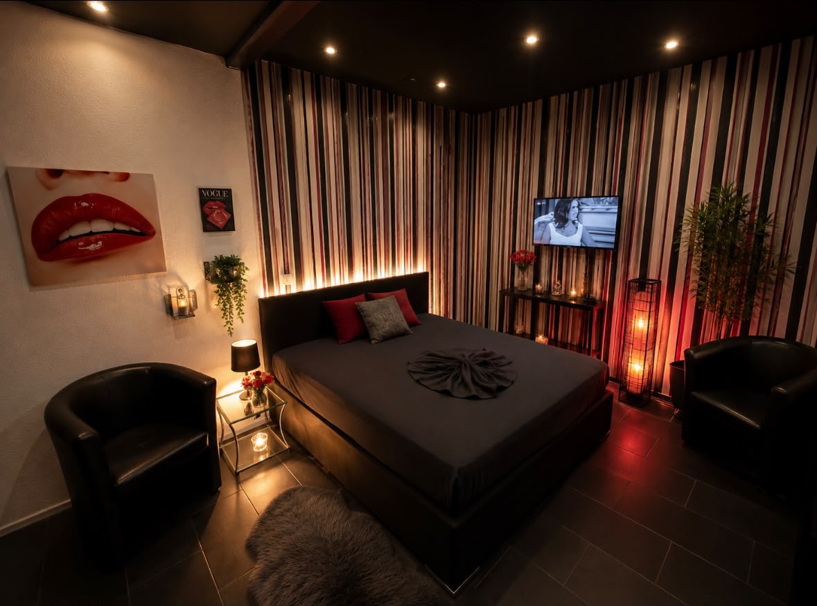 Schlafzimmer mit Designtapete und Ambientelicht