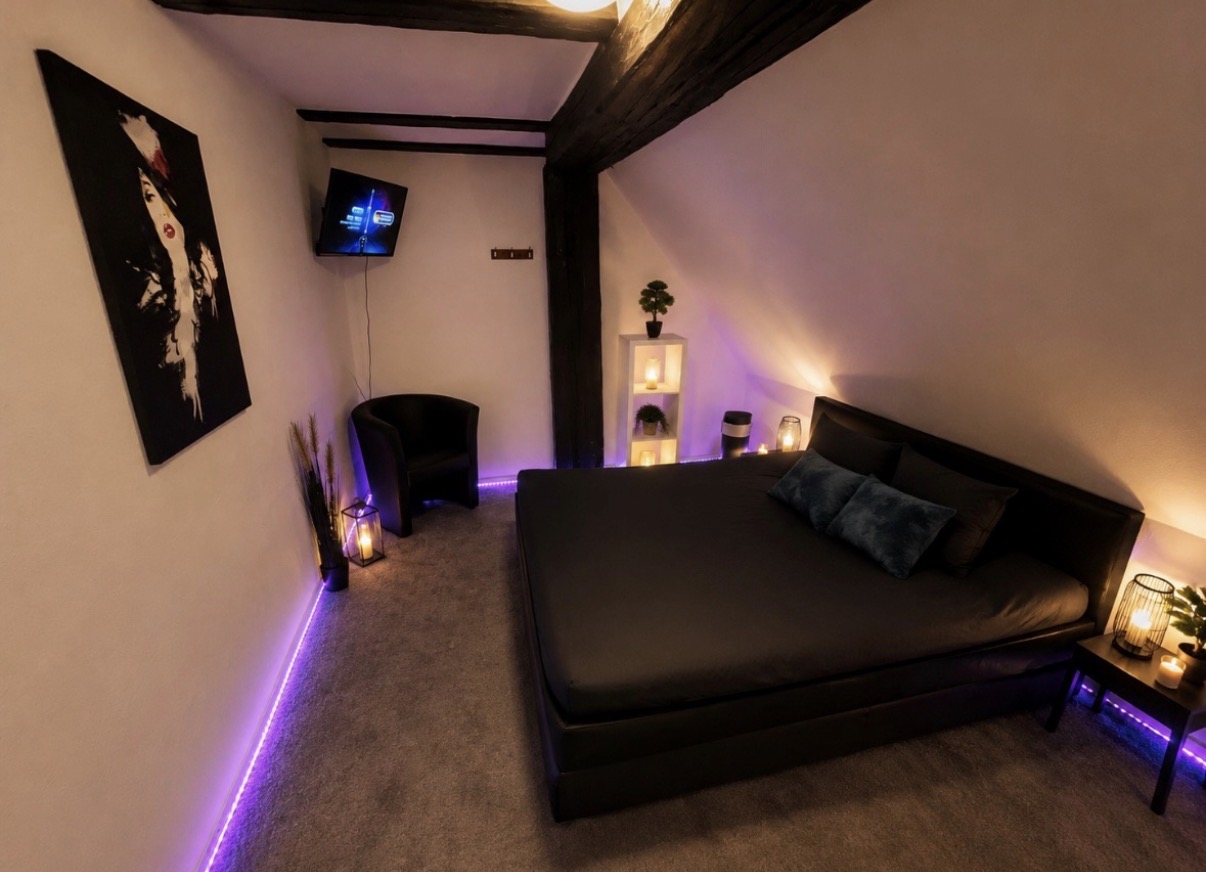 Schlafzimmer mit TV und Sessel